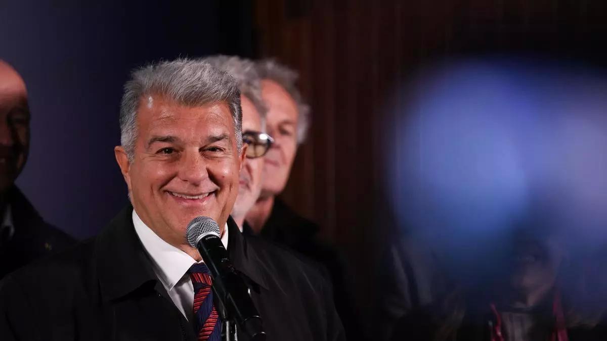 每体：会员签名递交后，拉波尔塔和他团队在其家中进行了会议