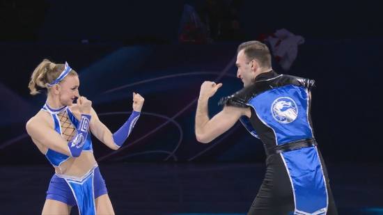 BOB半岛-选手庆祝首枚冬奥奖牌 竟上演现实版《真人快打》?!